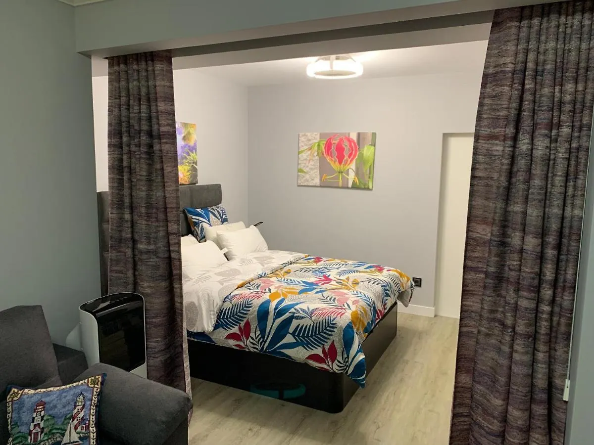 Apartment Funchal Apt- Sleeps 2 - Pool & Parking - Madeira