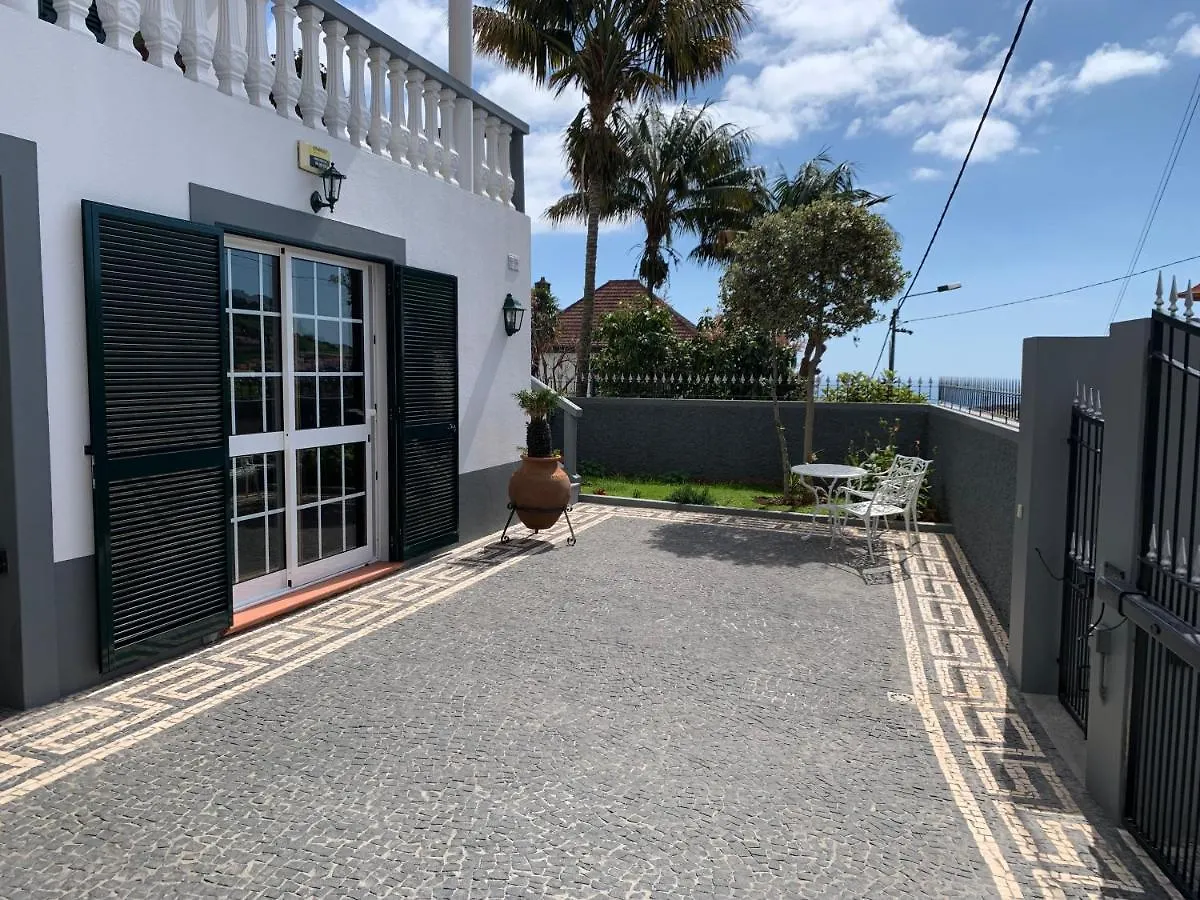 Apartment Funchal Apt- Sleeps 2 - Pool & Parking - Madeira