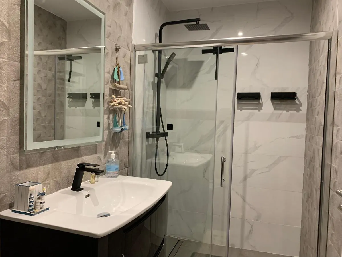 Apartment Funchal Apt- Sleeps 2 - Pool & Parking - Madeira Portugal