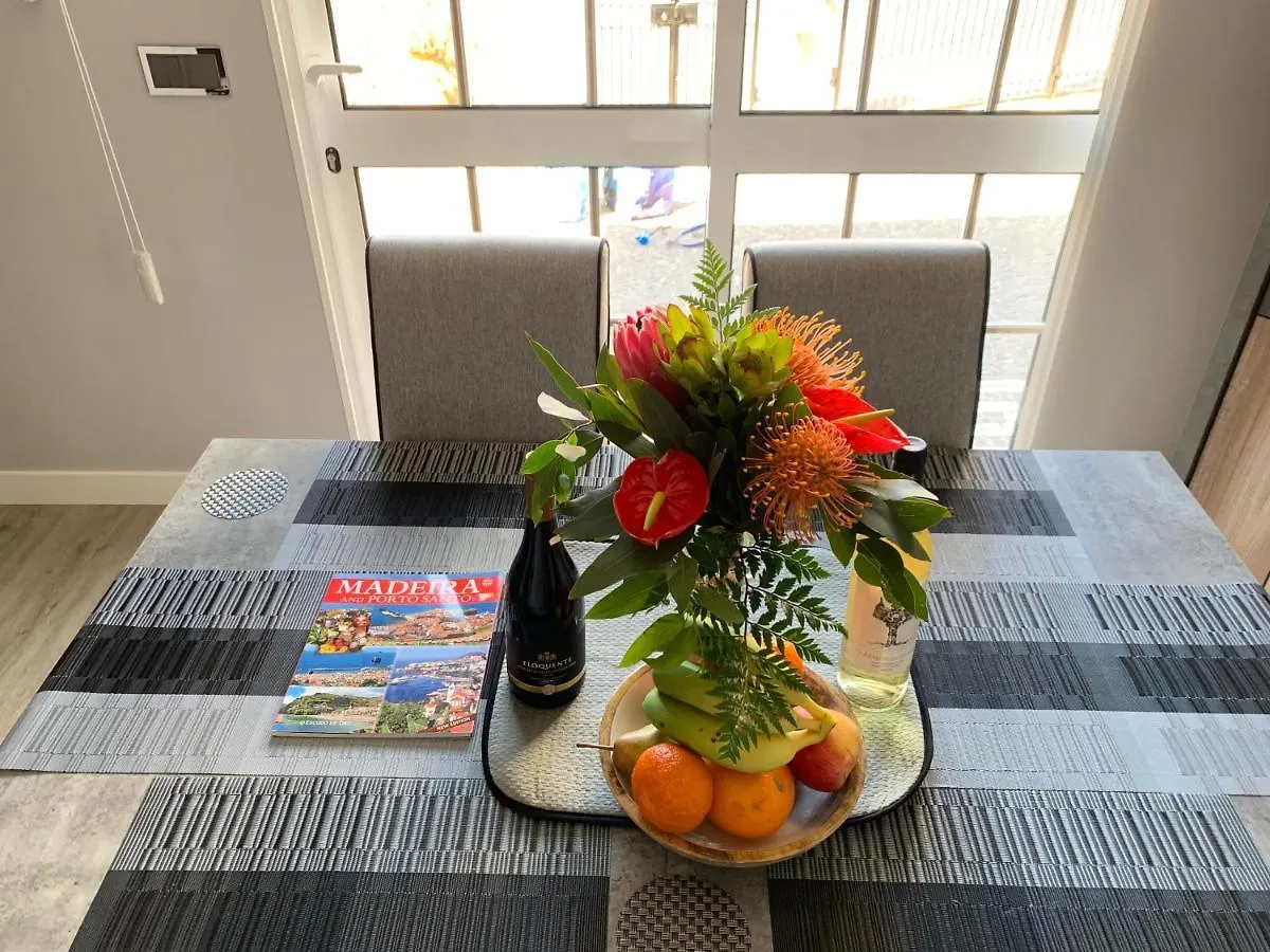 Funchal Apt- Sleeps 2 - Pool & Parking - Madeira 0*, Funchal (Madeira)