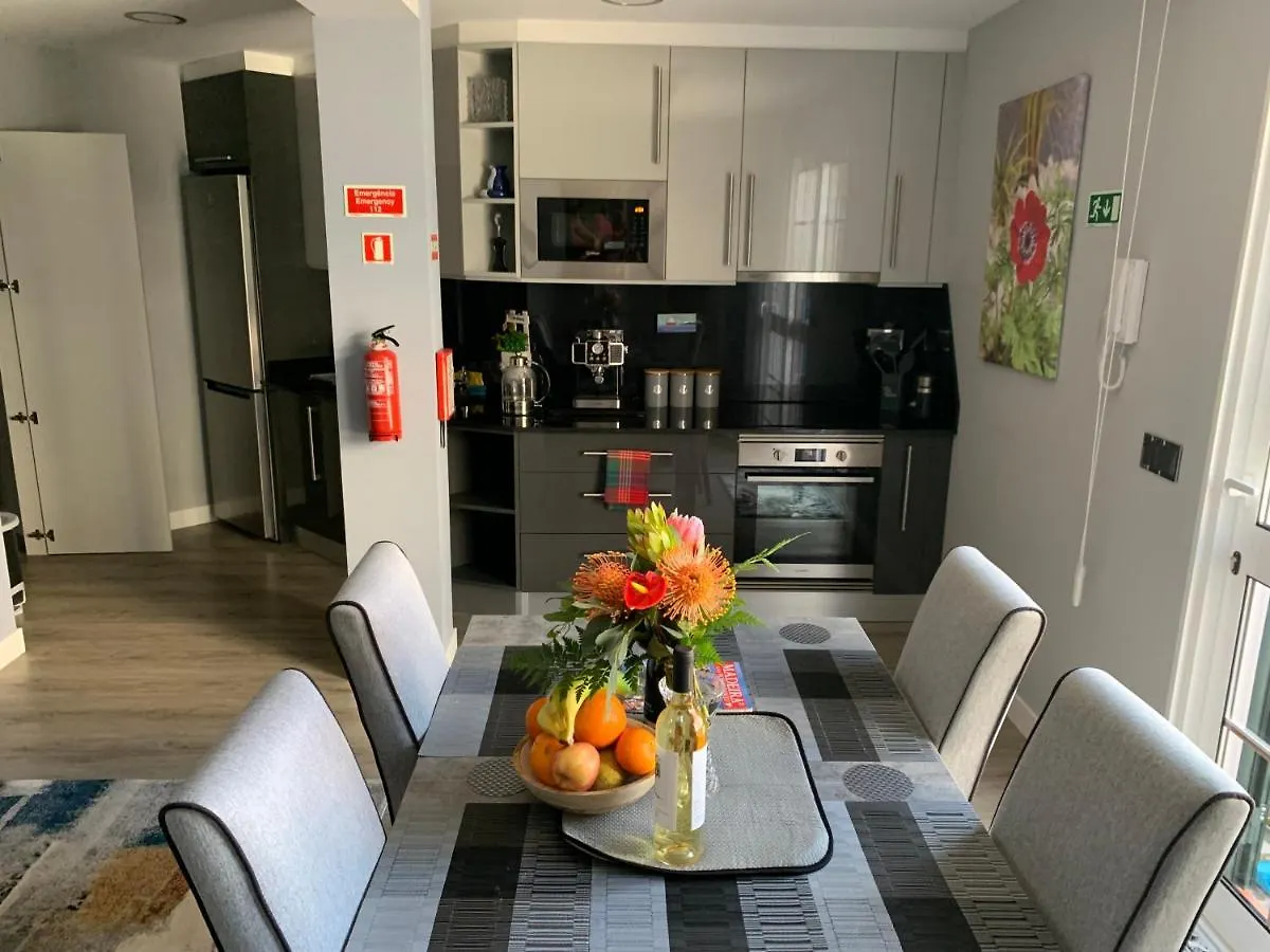 Funchal Apt- Sleeps 2 - Pool & Parking - Madeira Apartment