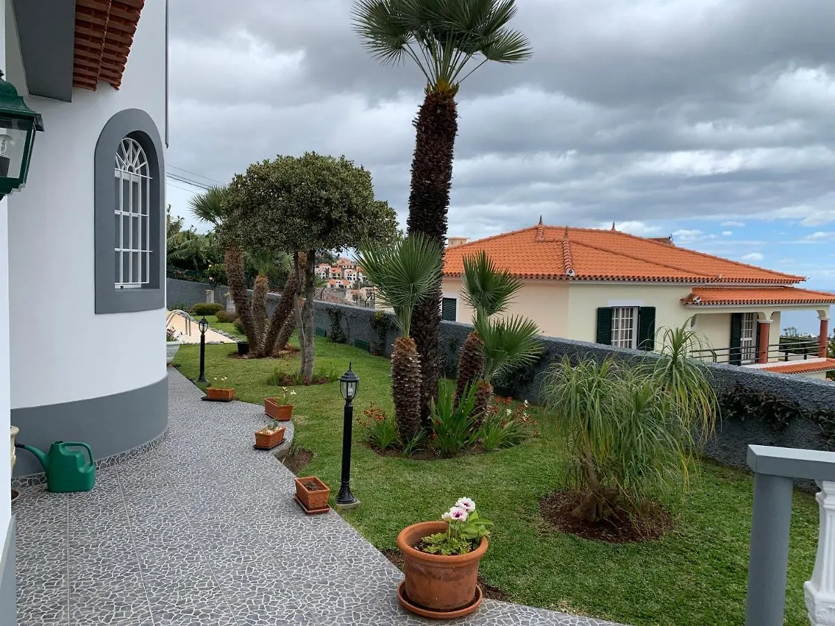 Funchal Apt- Sleeps 2 - Pool & Parking - Madeira