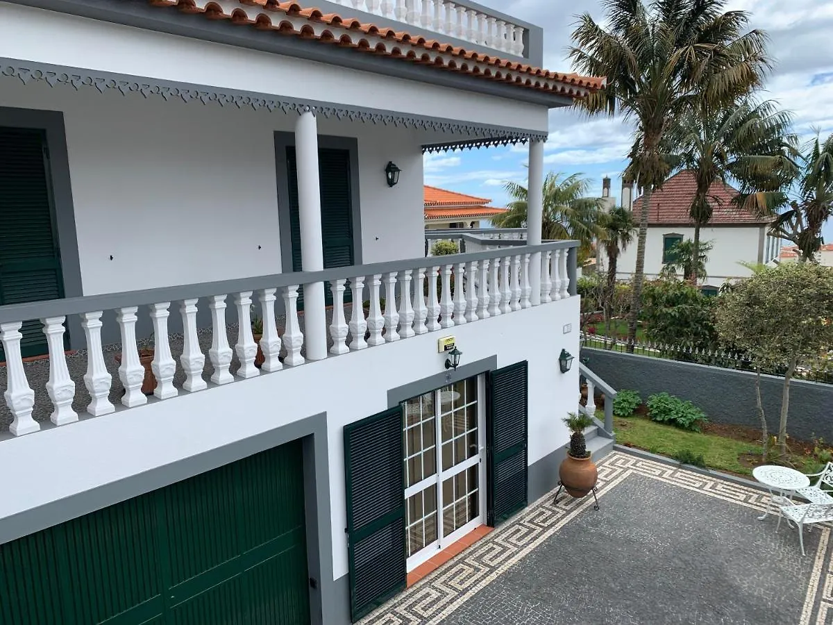 Funchal Apt- Sleeps 2 - Pool & Parking - Madeira Portugal
