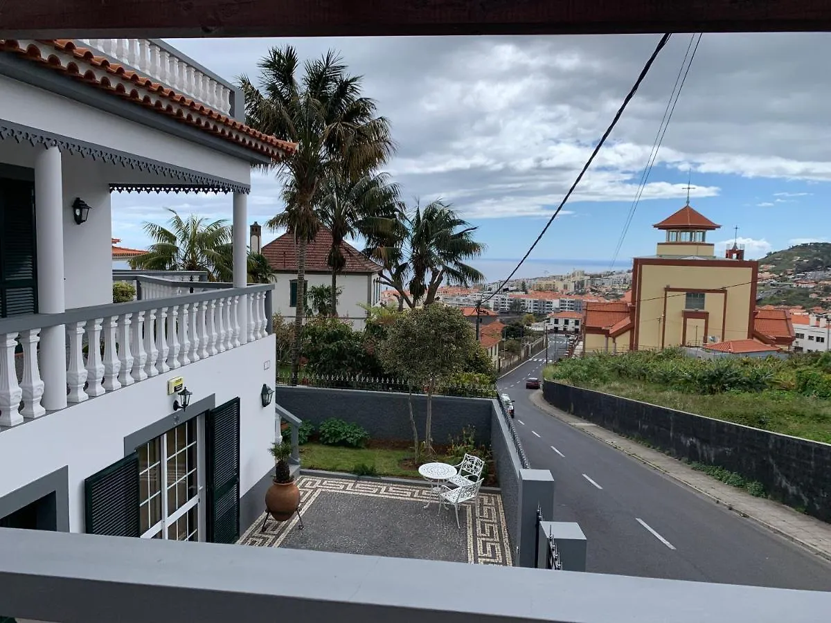 Funchal Apt- Sleeps 2 - Pool & Parking - Madeira 0*, Funchal (Madeira) Portugal