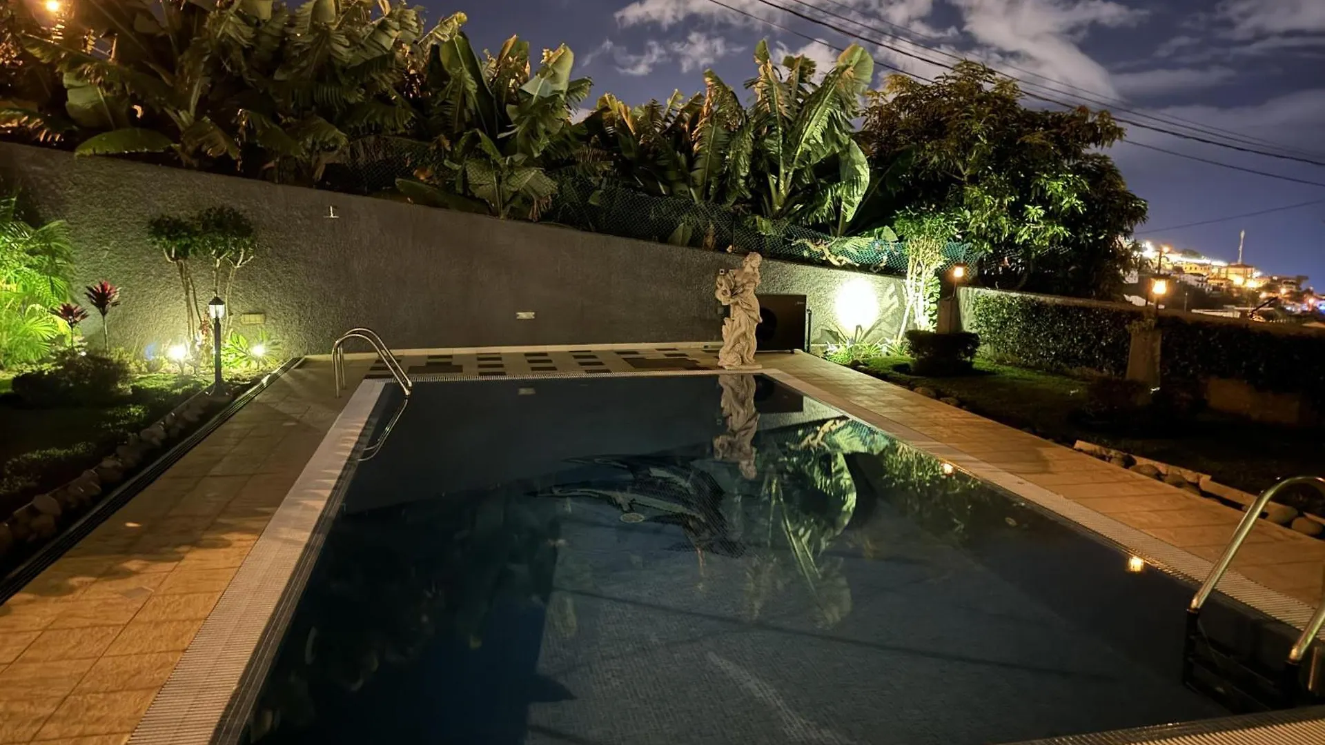 Funchal Apt- Sleeps 2 - Pool & Parking - Madeira Apartment