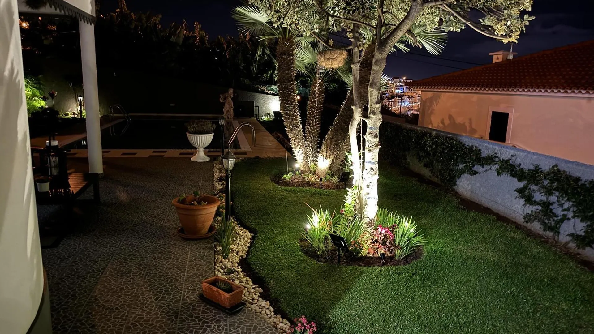 Apartment Funchal Apt- Sleeps 2 - Pool & Parking - Madeira