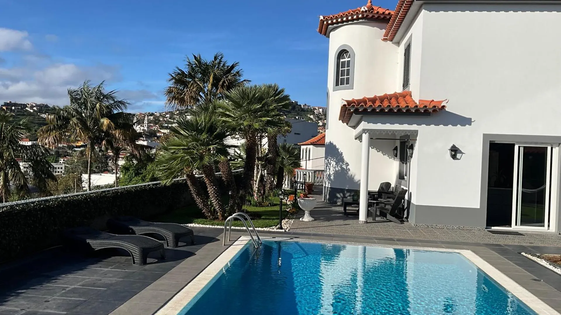 Funchal Apt- Sleeps 2 - Pool & Parking - Madeira Apartment Funchal (Madeira)