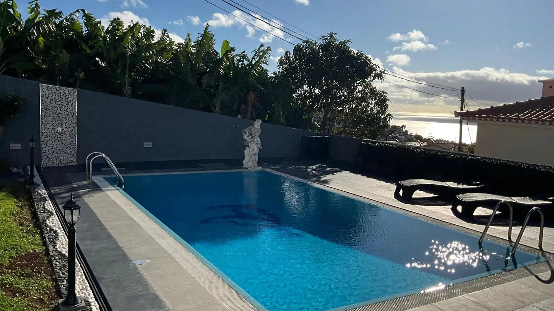Funchal Apt- Sleeps 2 - Pool & Parking - Madeira Apartment