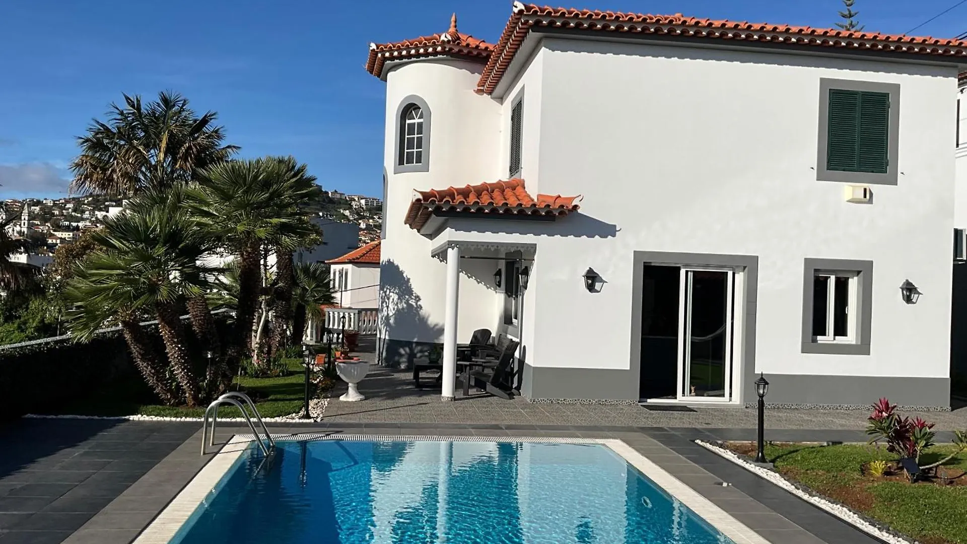 Funchal Apt- Sleeps 2 - Pool & Parking - Madeira 0*, Funchal (Madeira)