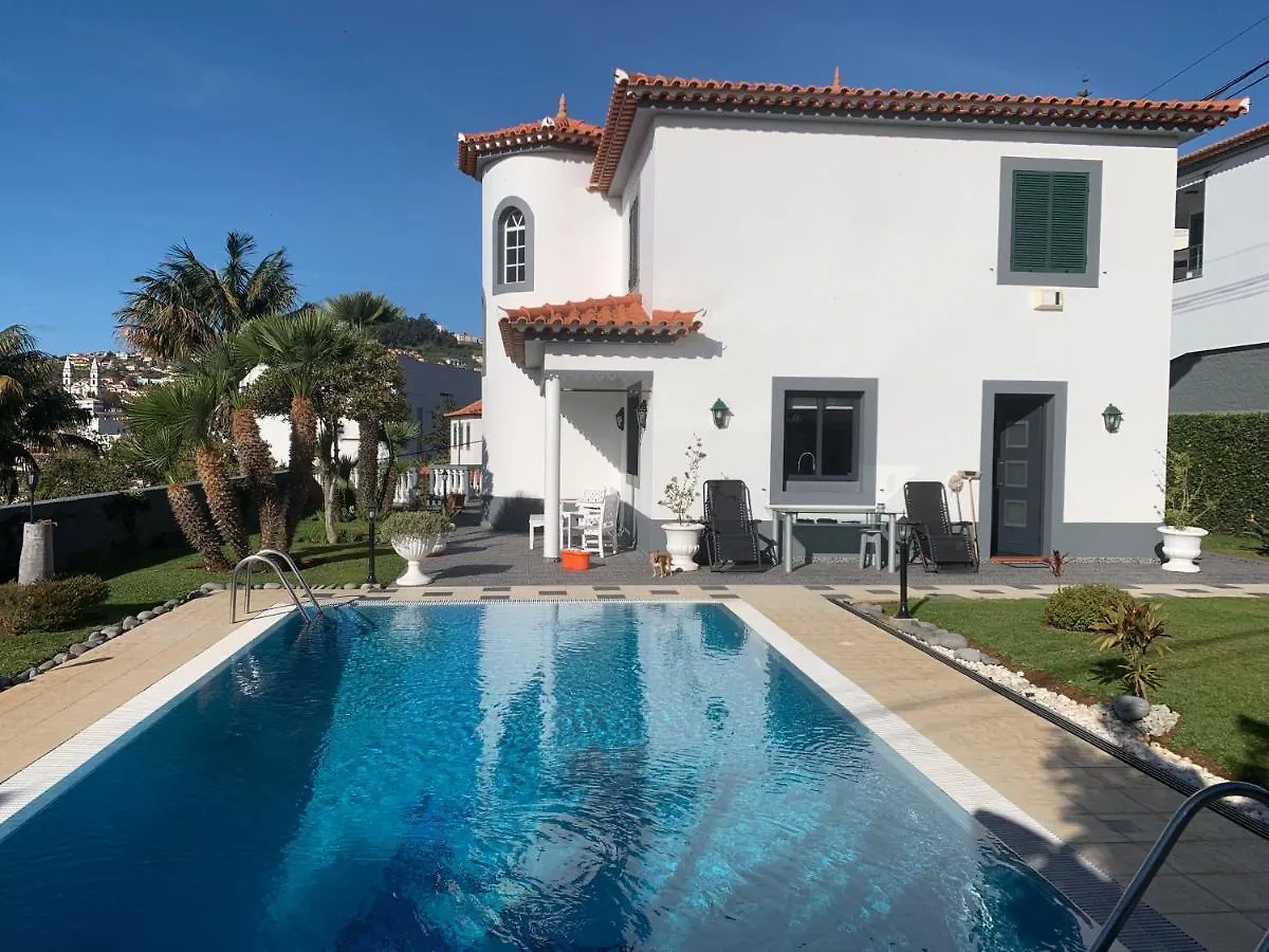 Funchal Apt- Sleeps 2 - Pool & Parking - Madeira location