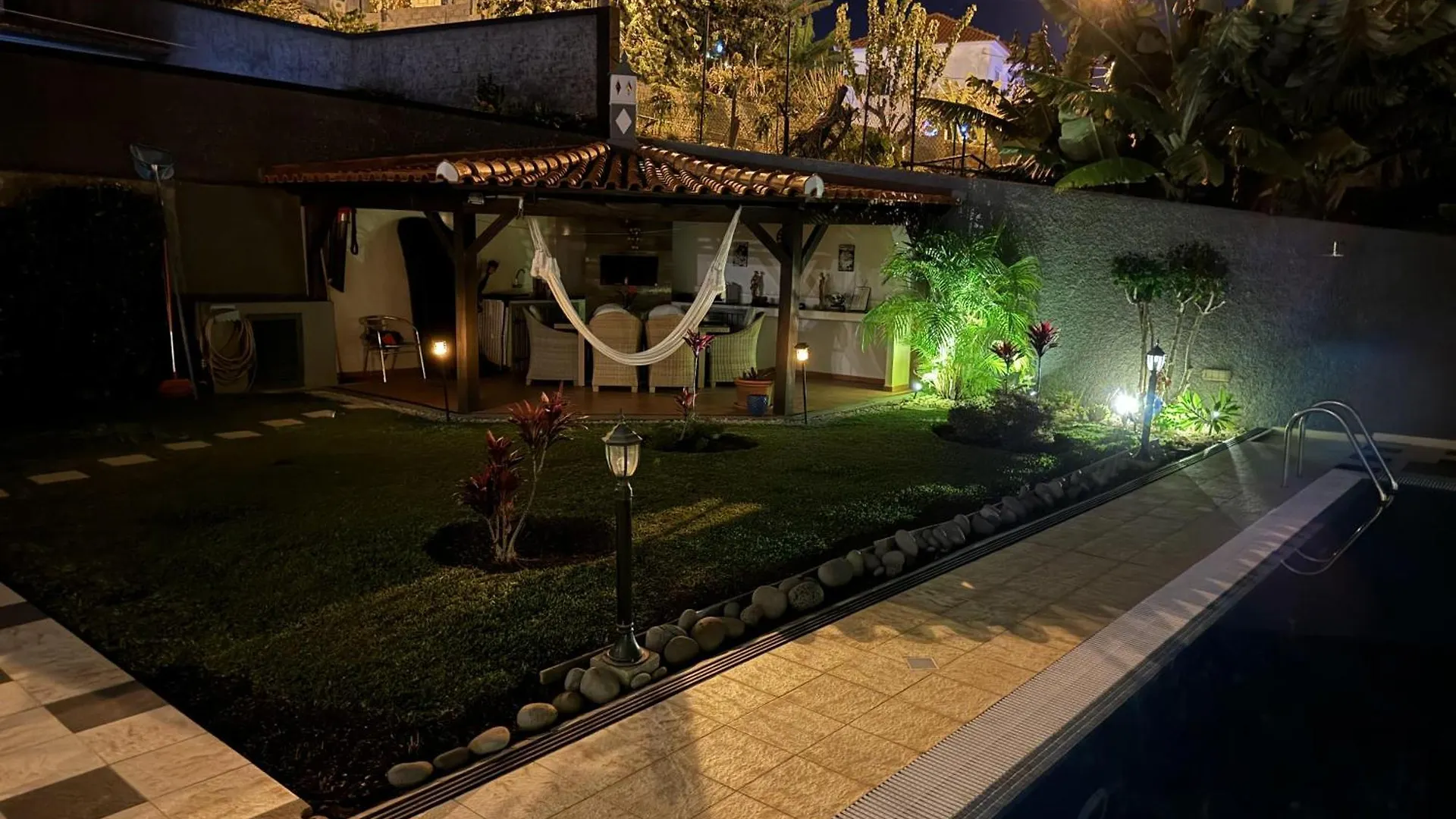 Funchal Apt- Sleeps 2 - Pool & Parking - Madeira
