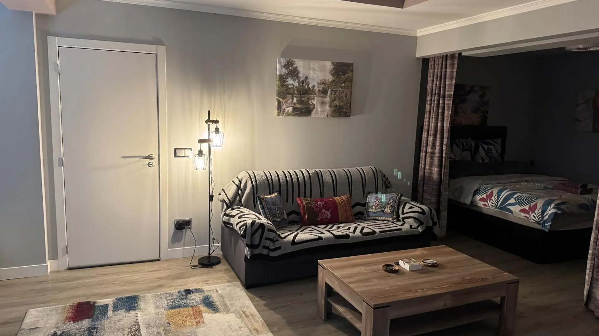 Funchal Apt- Sleeps 2 - Pool & Parking - Madeira 0*, Funchal (Madeira) Portugal